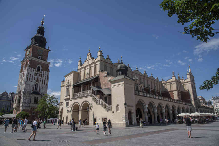 Polonia - Cracovia 009 - plaza Mayor del Mercado - Lonja de los Paños y Torre del Ayuntamiento.jpg